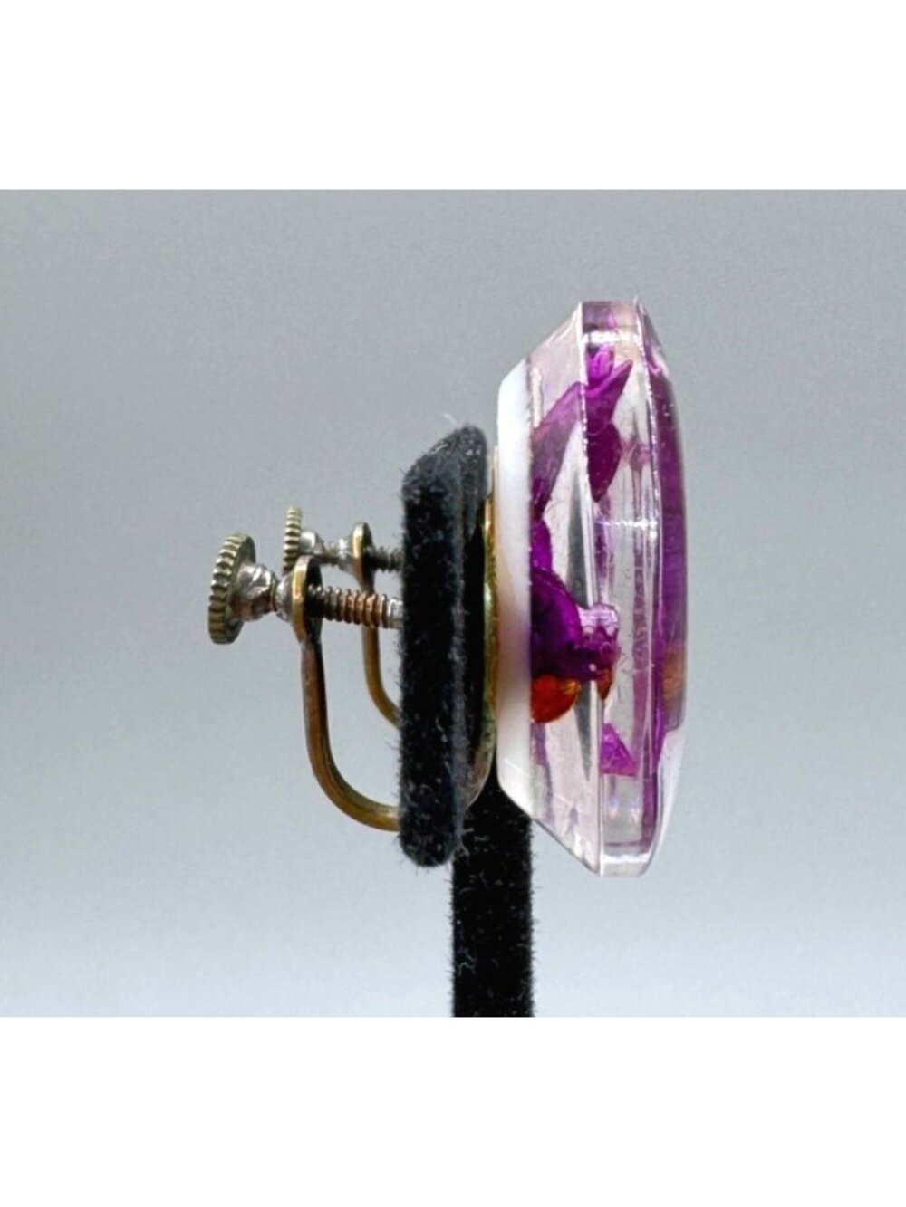 Vintage Lucite Intaglio Bird Earrings Screw Back 1940s Reverse Painted Purple - Picture 5 of 10